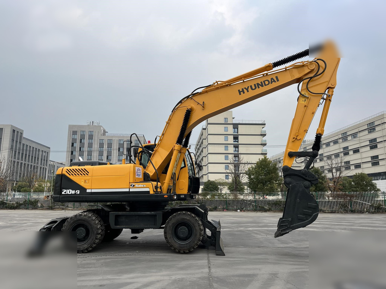 HYUNDAI ROBEX 210W-9 - Pelle sur pneus: photos 4 HYUNDAI ROBEX 210W-9 - Pelle sur pneus: photos 4