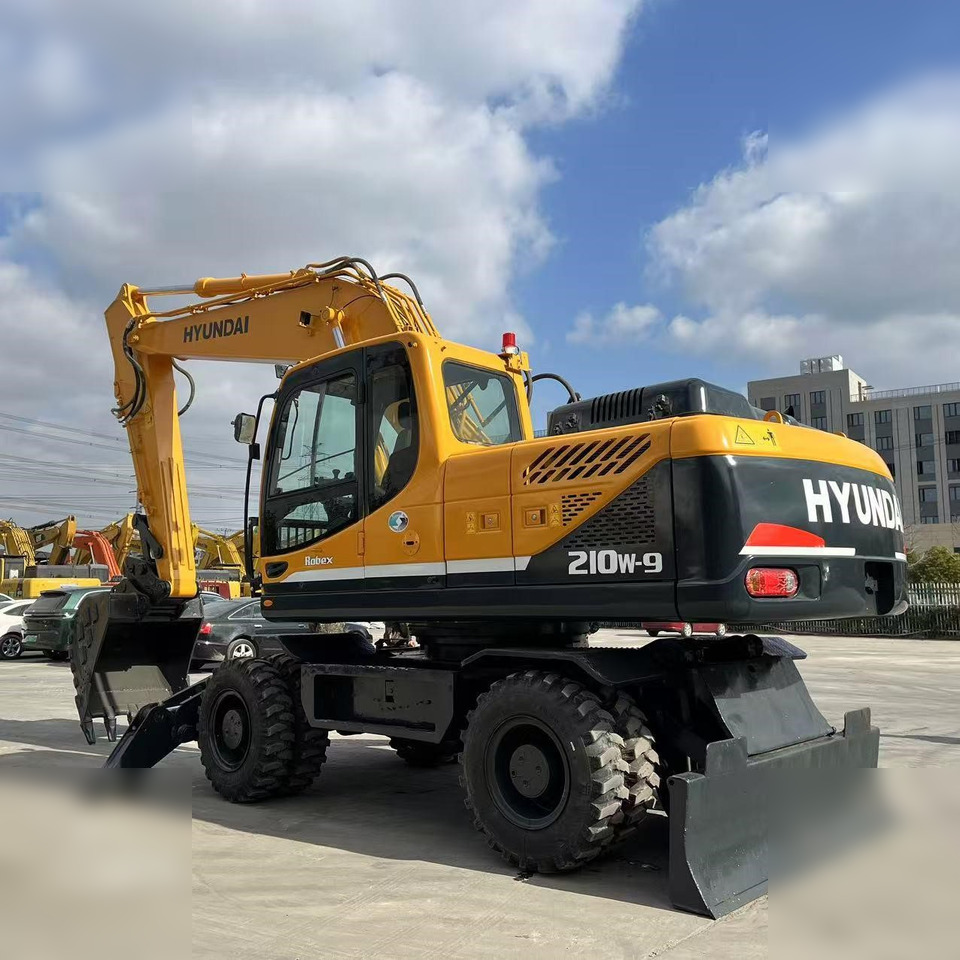 HYUNDAI ROBEX 210W-9 - Pelle sur pneus: photos 1 HYUNDAI ROBEX 210W-9 - Pelle sur pneus: photos 1