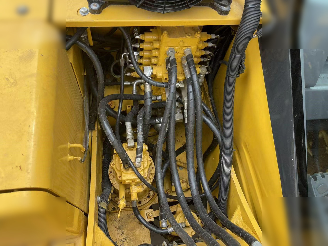 KOMATSU PC130-7 - Pelle sur chenille: photos 3 KOMATSU PC130-7 - Pelle sur chenille: photos 3