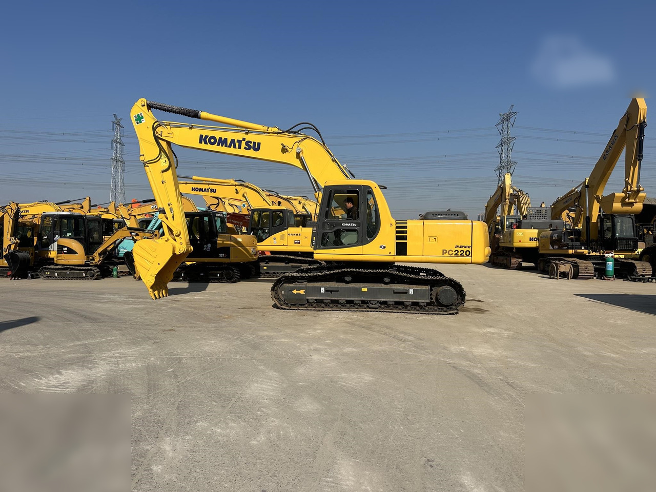 KOMATSU PC220-6 - Pelle sur chenille: photos 1 KOMATSU PC220-6 - Pelle sur chenille: photos 1