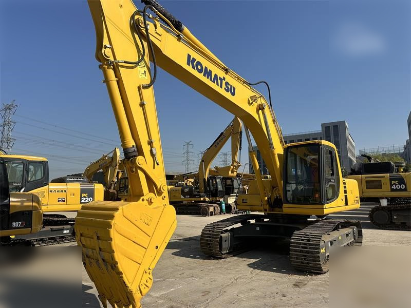 KOMATSU PC220-6 - Pelle sur chenille: photos 3 KOMATSU PC220-6 - Pelle sur chenille: photos 3