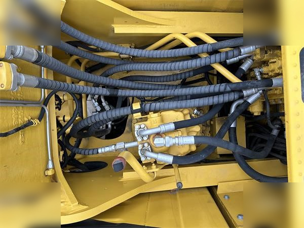 Pelle sur chenille KOMATSU PC240 LC-8: photos 8