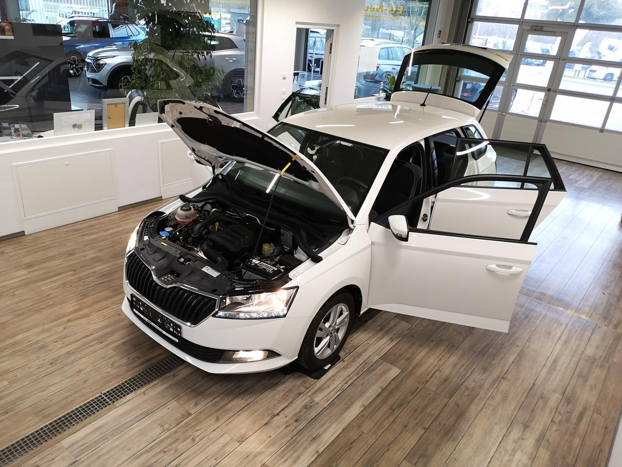 Skoda Fabia Combi Ambition 1.0TSI 81kW+R-KAM+PDC+KLIMA - Voiture: photos 5 Skoda Fabia Combi Ambition 1.0TSI 81kW+R-KAM+PDC+KLIMA - Voiture: photos 5