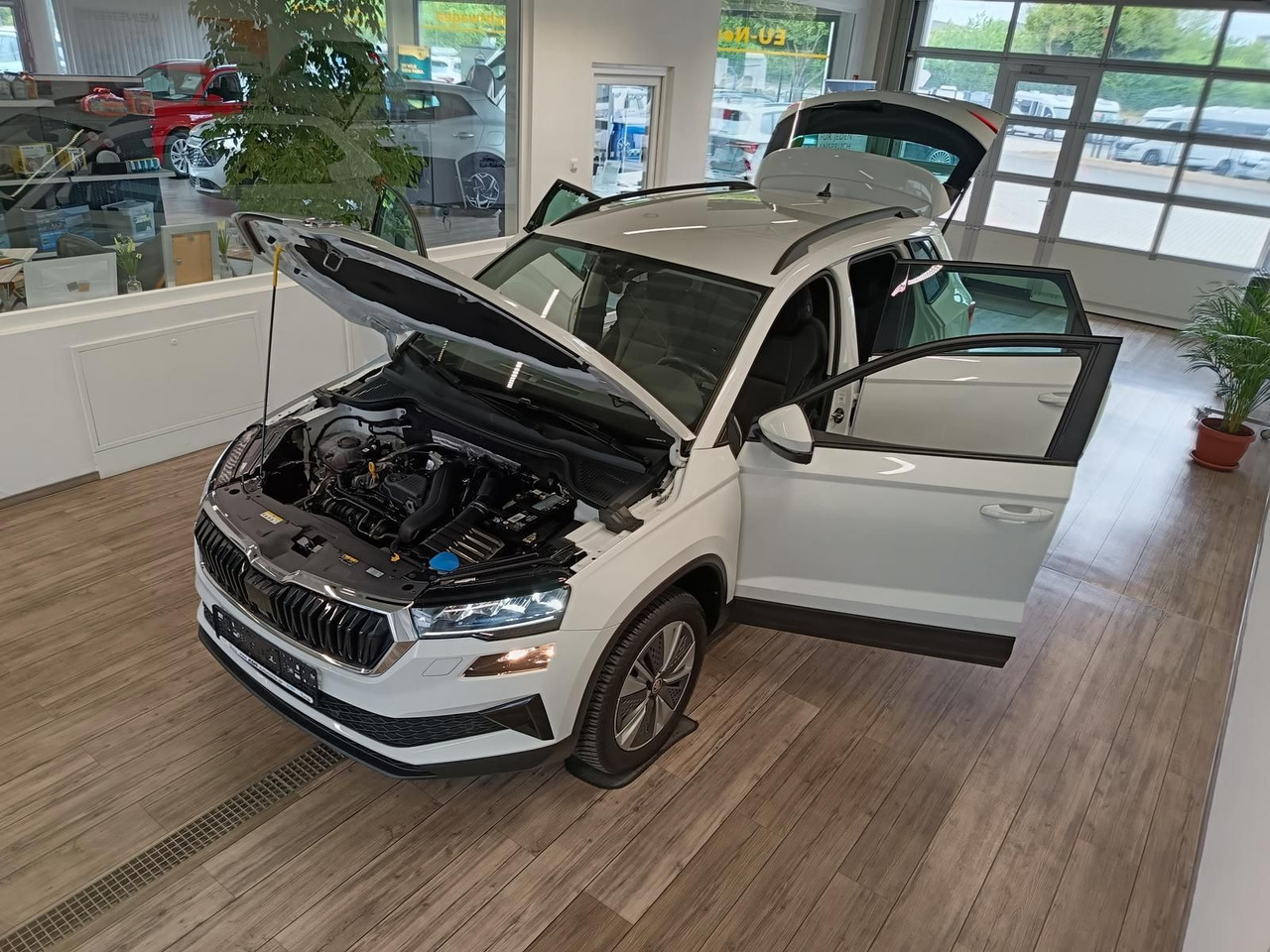 Skoda Karoq Style 1,5TSI DSG*AHK-VORBER*NAVI*LED*R-KAM - SUV: photos 2 Skoda Karoq Style 1,5TSI DSG*AHK-VORBER*NAVI*LED*R-KAM - SUV: photos 2