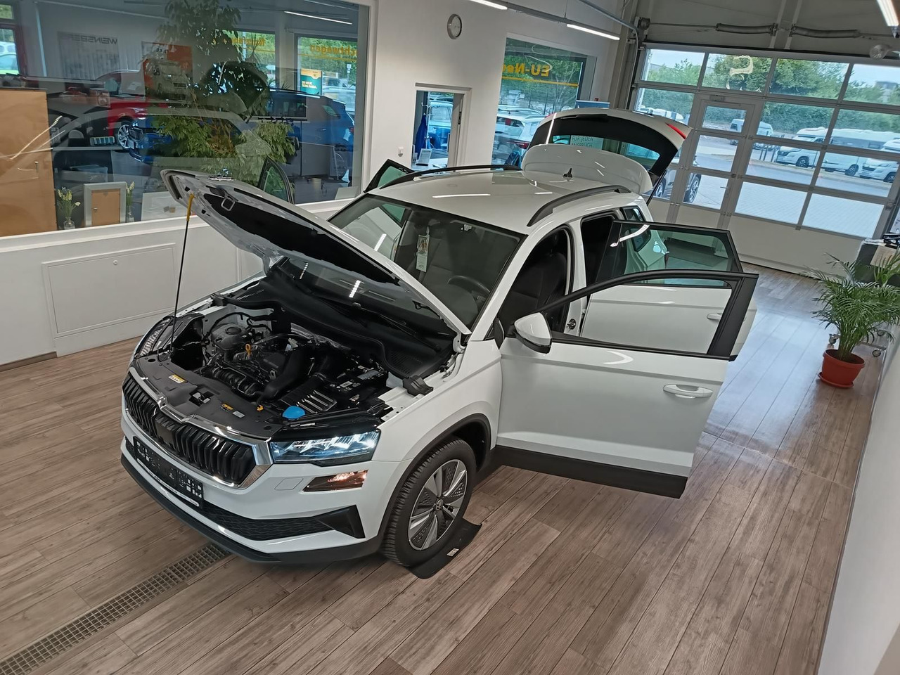 Skoda Karoq Style 1,5TSI DSG*AHK-VORBER*NAVI*LED*R-KAM - SUV: photos 2 Skoda Karoq Style 1,5TSI DSG*AHK-VORBER*NAVI*LED*R-KAM - SUV: photos 2