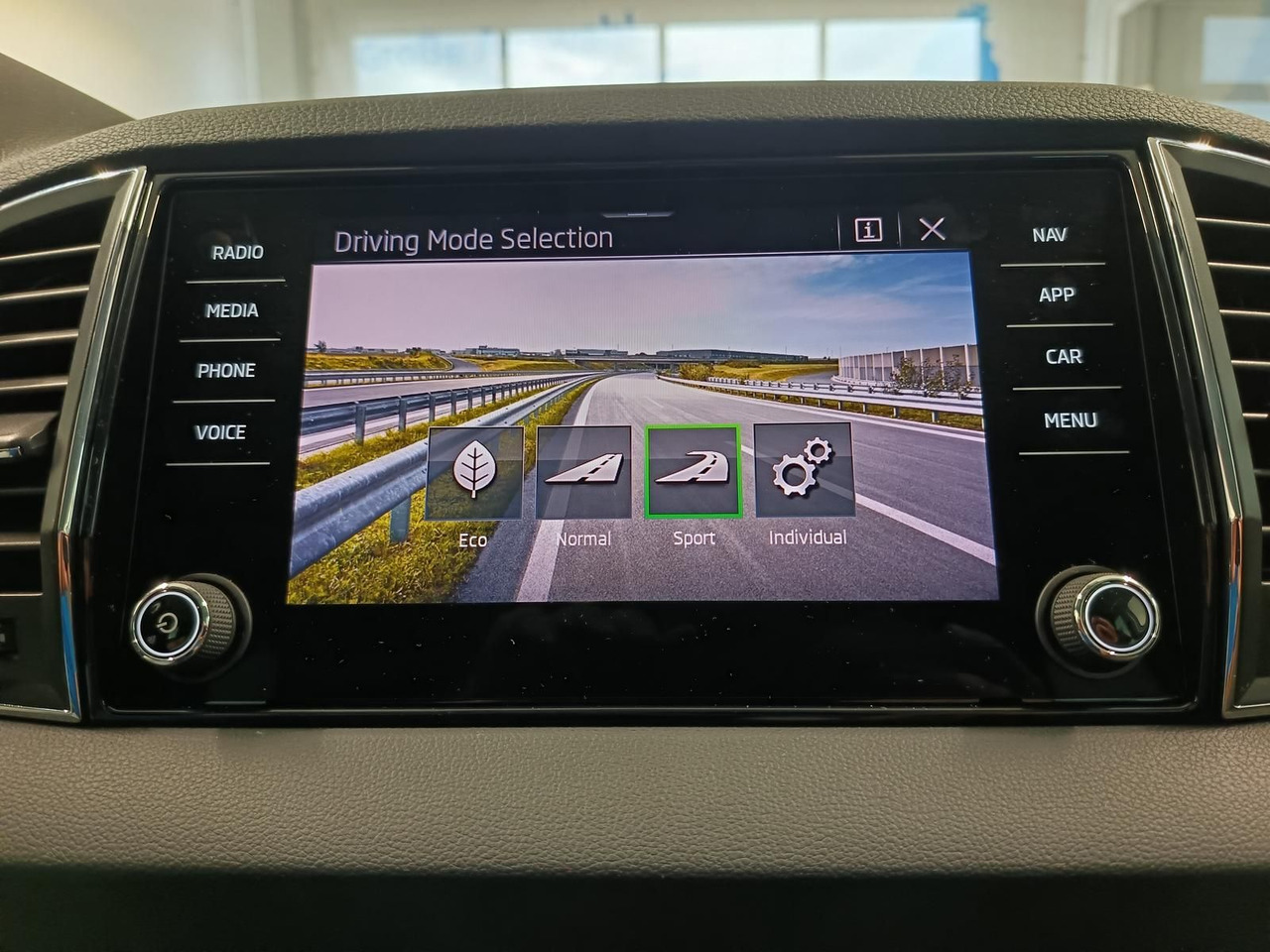 SUV Skoda Karoq Style 1,5TSI DSG*AHK-VORBER*NAVI*LED*R-KAM: photos 12