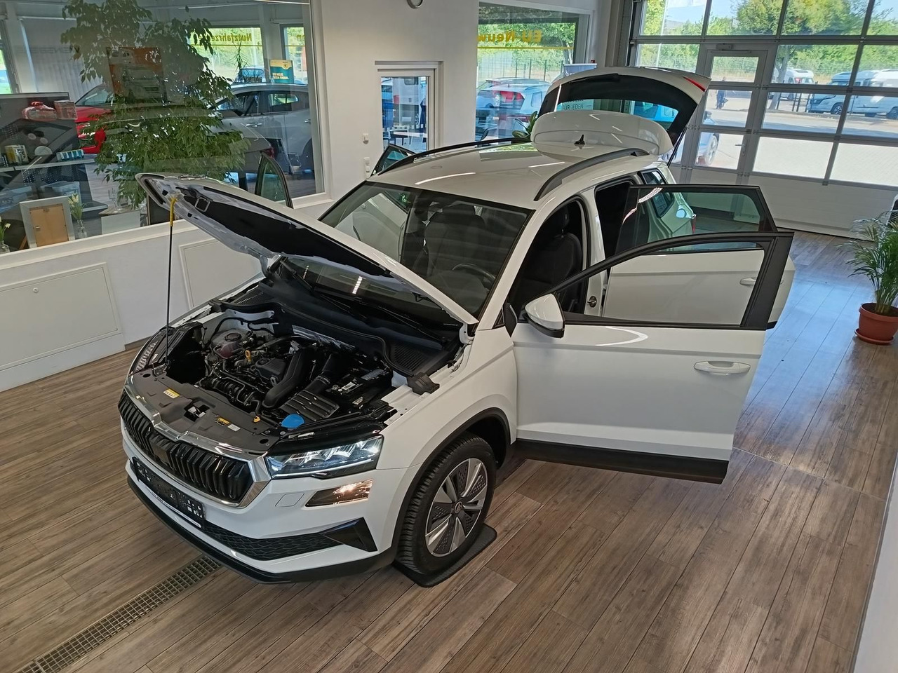 Skoda Karoq Style 1,5TSI DSG*AHK-VORBER*NAVI*LED*R-KAM - SUV: photos 2 Skoda Karoq Style 1,5TSI DSG*AHK-VORBER*NAVI*LED*R-KAM - SUV: photos 2