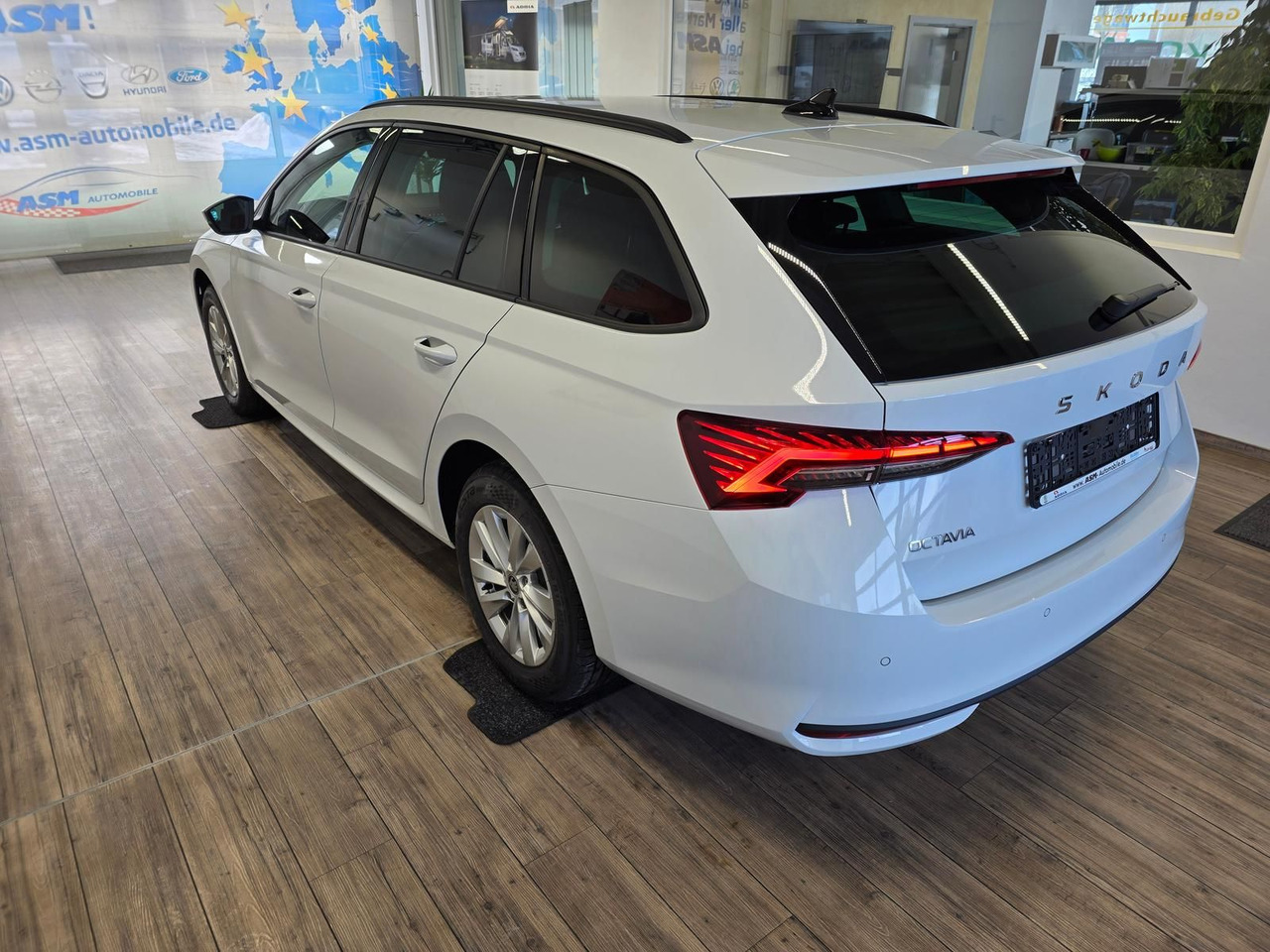 Skoda Octavia Combi Selection DSG*AHK*WINTERPAKET*LED - Voiture break: photos 4 Skoda Octavia Combi Selection DSG*AHK*WINTERPAKET*LED - Voiture break: photos 4