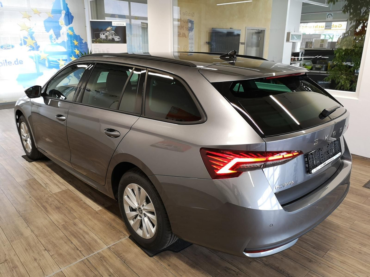 Skoda Octavia Combi Selection DSG*LED*ACC*WINTERPAKET* - Voiture: photos 4 Skoda Octavia Combi Selection DSG*LED*ACC*WINTERPAKET* - Voiture: photos 4