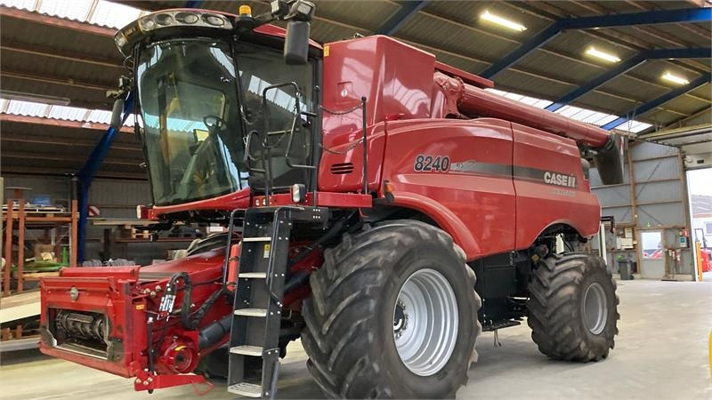 Case IH Axial Flow 8240 - Moissonneuse-batteuse: photos 3 Case IH Axial Flow 8240 - Moissonneuse-batteuse: photos 3