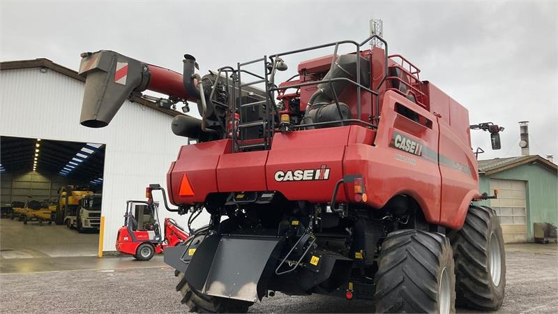 Case IH Axial Flow 8240 - Moissonneuse-batteuse: photos 2 Case IH Axial Flow 8240 - Moissonneuse-batteuse: photos 2