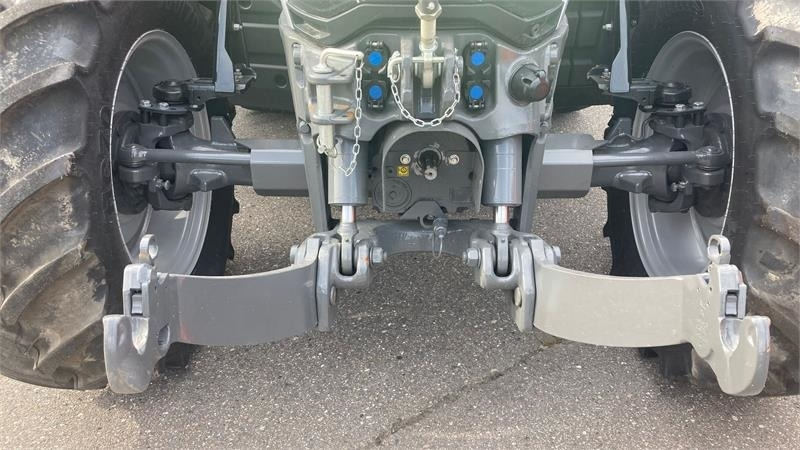 Massey Ferguson 5S.145 Exclusive Dyna-6 Exclusive - Tracteur agricole: photos 3 Massey Ferguson 5S.145 Exclusive Dyna-6 Exclusive - Tracteur agricole: photos 3