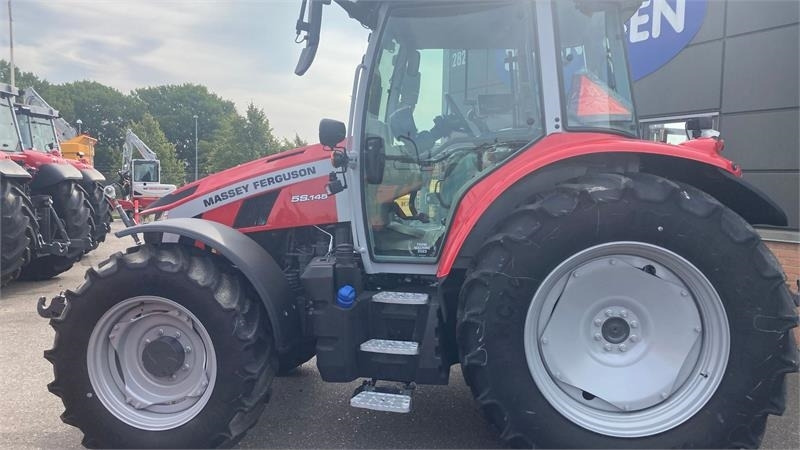 Massey Ferguson 5S.145 Exclusive Dyna-6 Exclusive - Tracteur agricole: photos 5 Massey Ferguson 5S.145 Exclusive Dyna-6 Exclusive - Tracteur agricole: photos 5