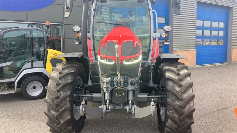 Massey Ferguson 5S.145 Exclusive Dyna-6 Exclusive - Tracteur agricole: photos 2 Massey Ferguson 5S.145 Exclusive Dyna-6 Exclusive - Tracteur agricole: photos 2