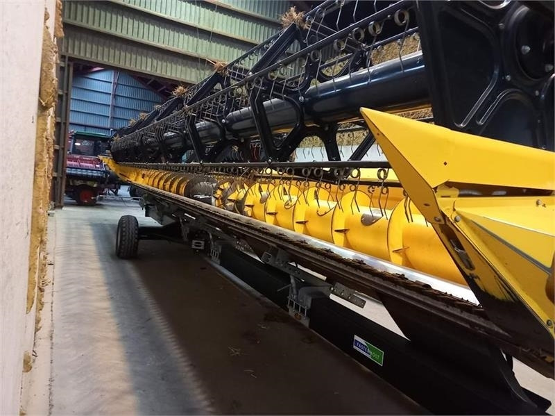 Moissonneuse-batteuse New Holland CR9.80: photos 11