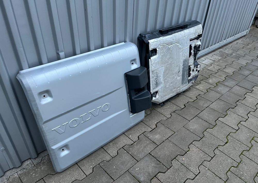 Osłona katalizatora Volvo FH 5 FH5 Aero euro 6 pokrywa dekiel - Carrosserie et extérieur pour Camion: photos 2 Osłona katalizatora Volvo FH 5 FH5 Aero euro 6 pokrywa dekiel - Carrosserie et extérieur pour Camion: photos 2