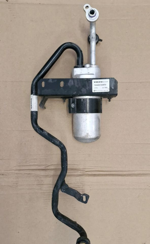 VOLVO FH4 FH5 SKRAPLACZ KLIMATYZACJI - Condenseur pour Camion: photos 1 VOLVO FH4 FH5 SKRAPLACZ KLIMATYZACJI - Condenseur pour Camion: photos 1