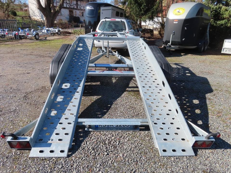 Böckmann, Autotransporter, 2,7 to. kippbar, 100 km, PKW Anhänger - Remorque porte-voitures: photos 2 Böckmann, Autotransporter, 2,7 to. kippbar, 100 km, PKW Anhänger - Remorque porte-voitures: photos 2