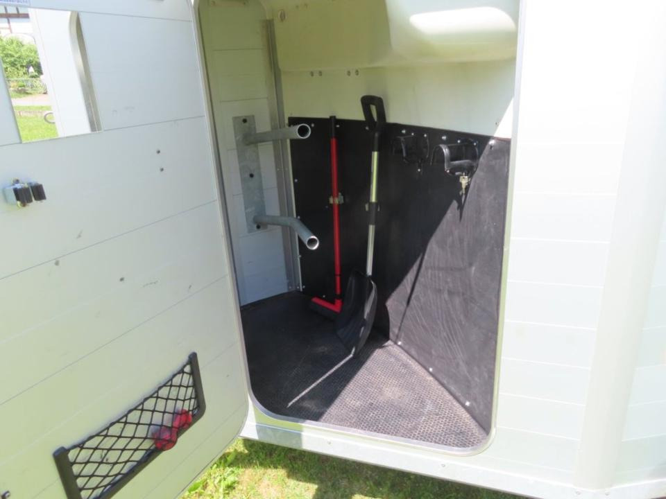 Pferdeanhänger Humbaur, Xanthos Aero, 100 km/h Sattelkammer - Van chevaux: photos 3 Pferdeanhänger Humbaur, Xanthos Aero, 100 km/h Sattelkammer - Van chevaux: photos 3