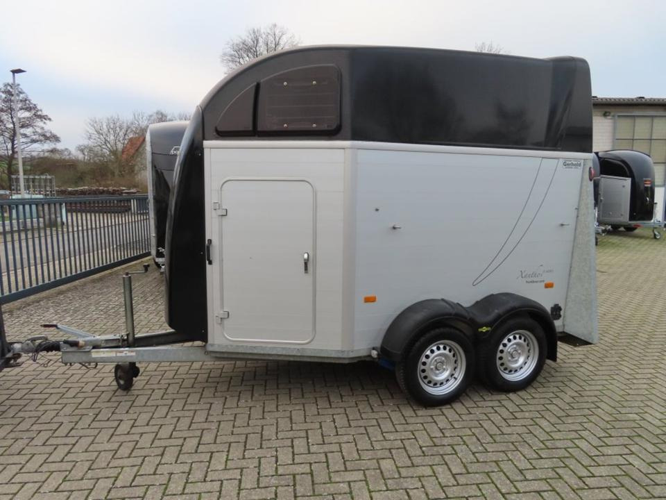 Pferdeanhänger Humbaur, Xanthos Aero, 100 km/h Sattelkammer - Van chevaux: photos 2 Pferdeanhänger Humbaur, Xanthos Aero, 100 km/h Sattelkammer - Van chevaux: photos 2