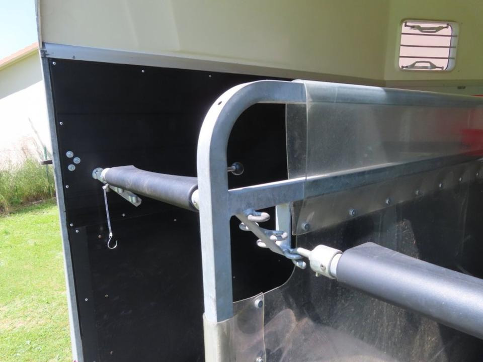 Pferdeanhänger Humbaur, Xanthos Aero, 100 km/h Sattelkammer - Van chevaux: photos 4 Pferdeanhänger Humbaur, Xanthos Aero, 100 km/h Sattelkammer - Van chevaux: photos 4