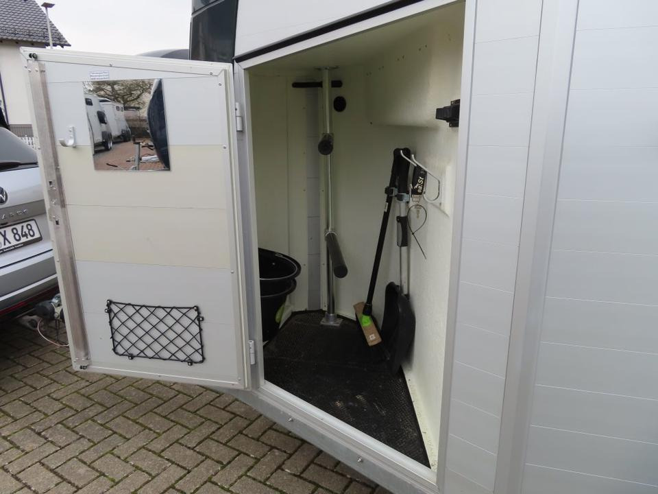 Neuwertiger CARELINER, Alu- Pferdeanhänger, 2,4 t Sattelkammer - Van chevaux: photos 3 Neuwertiger CARELINER, Alu- Pferdeanhänger, 2,4 t Sattelkammer - Van chevaux: photos 3