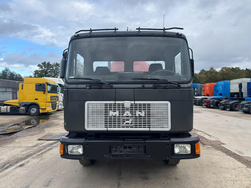 MAN 18.232 (8000 L / 6 CYLINDER WITH MANUAL PUMP / STEEL SUSPENSION) - Camion hydrocureur: photos 2 MAN 18.232 (8000 L / 6 CYLINDER WITH MANUAL PUMP / STEEL SUSPENSION) - Camion hydrocureur: photos 2