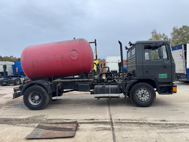 MAN 18.232 (8000 L / 6 CYLINDER WITH MANUAL PUMP / STEEL SUSPENSION) - Camion hydrocureur: photos 4 MAN 18.232 (8000 L / 6 CYLINDER WITH MANUAL PUMP / STEEL SUSPENSION) - Camion hydrocureur: photos 4