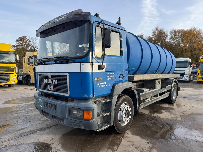 MAN 18.264 (12000 L / 6 CYLINDER / EURO 2 / MANUAL GEARBOX / BOITE MANUELLE) - Camion hydrocureur: photos 1 MAN 18.264 (12000 L / 6 CYLINDER / EURO 2 / MANUAL GEARBOX / BOITE MANUELLE) - Camion hydrocureur: photos 1