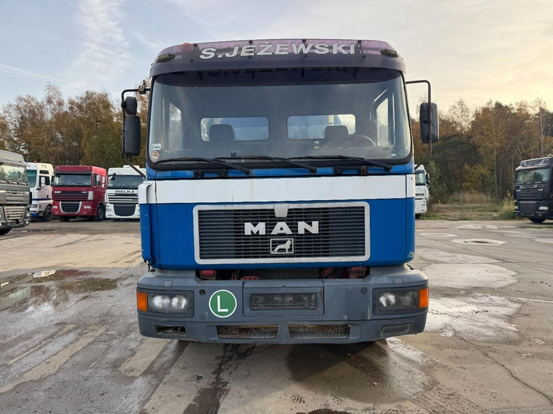 MAN 18.264 (12000 L / 6 CYLINDER / EURO 2 / MANUAL GEARBOX / BOITE MANUELLE) - Camion hydrocureur: photos 2 MAN 18.264 (12000 L / 6 CYLINDER / EURO 2 / MANUAL GEARBOX / BOITE MANUELLE) - Camion hydrocureur: photos 2