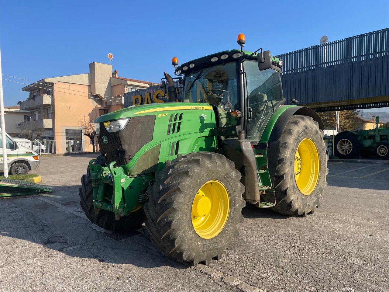 JOHN DEERE 6170 R - Tracteur agricole: photos 1 JOHN DEERE 6170 R - Tracteur agricole: photos 1