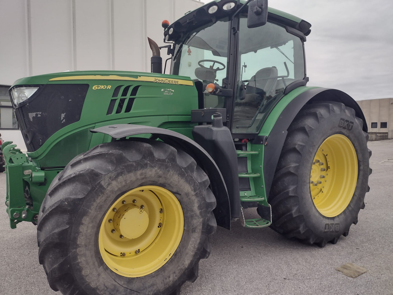 JOHN DEERE 6210 R - Tracteur agricole: photos 1 JOHN DEERE 6210 R - Tracteur agricole: photos 1