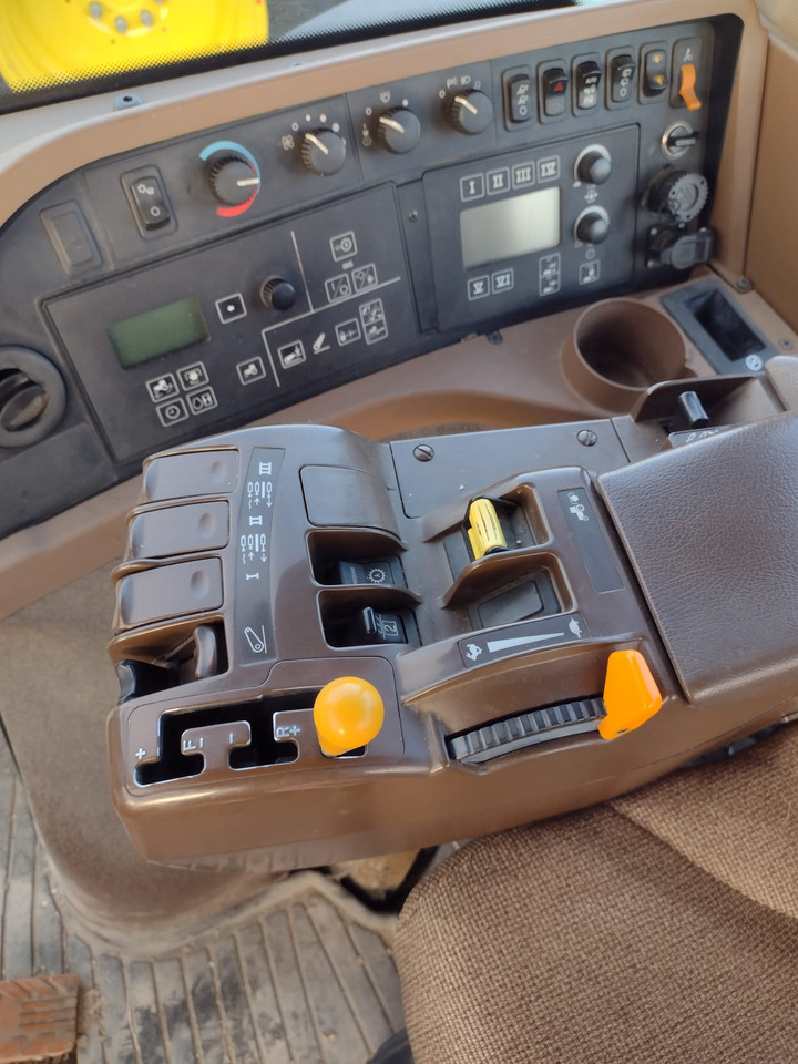 JOHN DEERE 8230 - Tracteur agricole: photos 4 JOHN DEERE 8230 - Tracteur agricole: photos 4