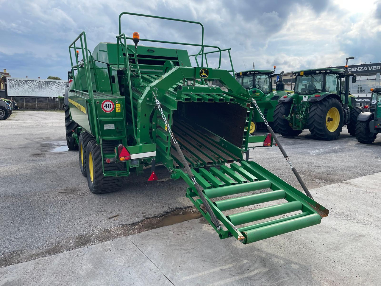 JOHN DEERE PRESSA L1534 - Presse à balles cubiques: photos 3 JOHN DEERE PRESSA L1534 - Presse à balles cubiques: photos 3