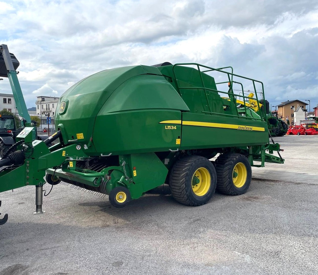 JOHN DEERE PRESSA L1534 - Presse à balles cubiques: photos 1 JOHN DEERE PRESSA L1534 - Presse à balles cubiques: photos 1