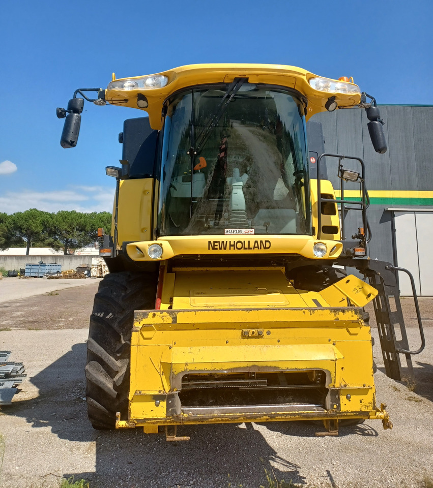NEW HOLLAND MIETITREBBIA CX 720 - Moissonneuse-batteuse: photos 3 NEW HOLLAND MIETITREBBIA CX 720 - Moissonneuse-batteuse: photos 3