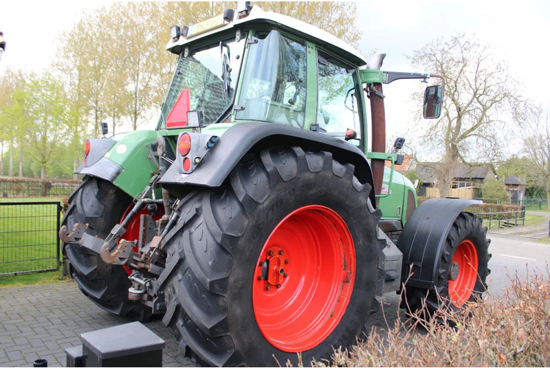 Fendt FAVORIT 711 VARIO 711 Vario met fronthef en frontaftakas - Tracteur agricole: photos 3 Fendt FAVORIT 711 VARIO 711 Vario met fronthef en frontaftakas - Tracteur agricole: photos 3