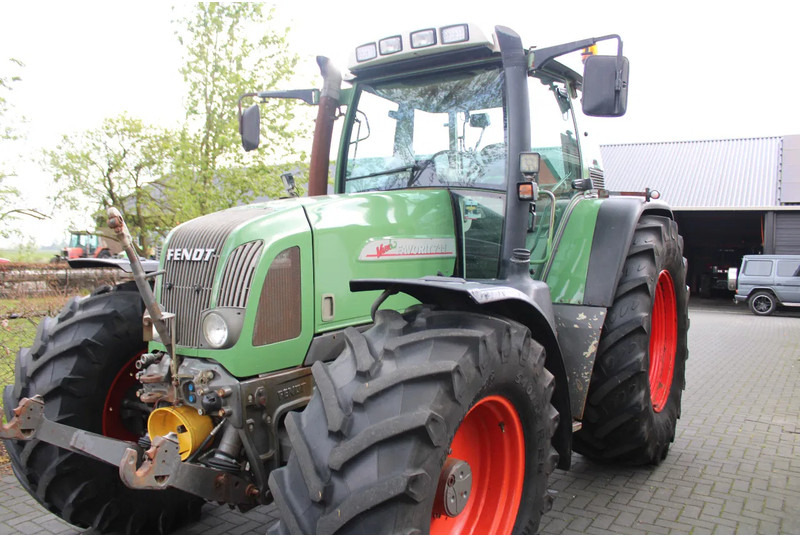 Fendt FAVORIT 711 VARIO 711 Vario met fronthef en frontaftakas - Tracteur agricole: photos 5 Fendt FAVORIT 711 VARIO 711 Vario met fronthef en frontaftakas - Tracteur agricole: photos 5