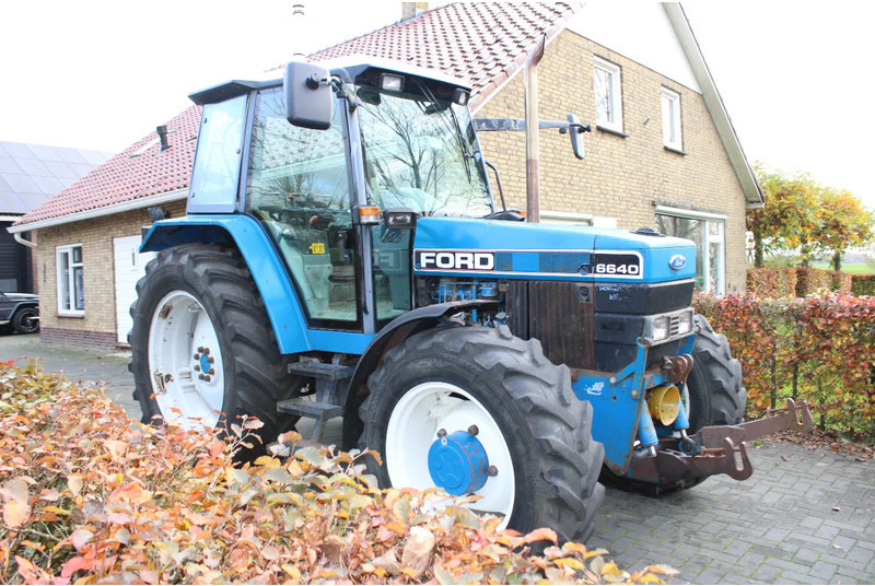 New Holland 6640 met turbo fronthef en front pto - Tracteur agricole: photos 1 New Holland 6640 met turbo fronthef en front pto - Tracteur agricole: photos 1
