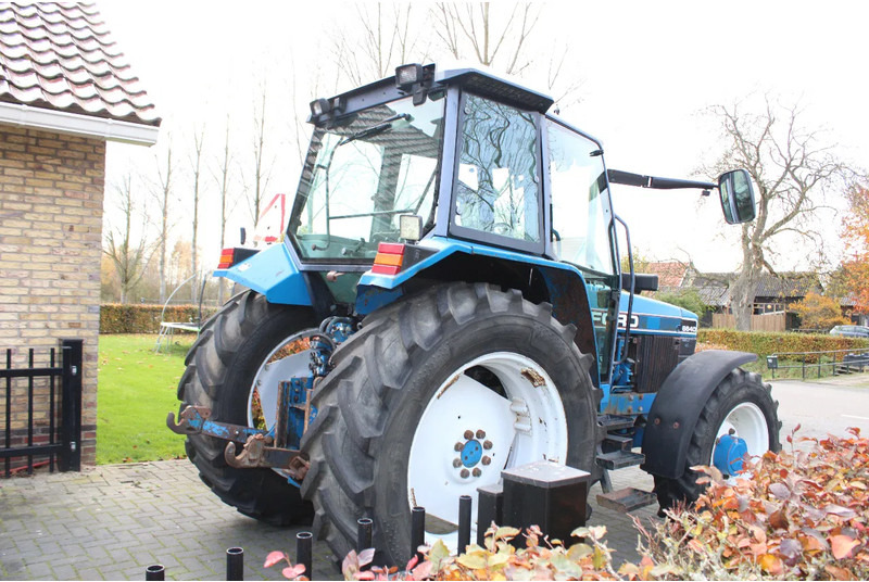 New Holland 6640 met turbo fronthef en front pto - Tracteur agricole: photos 3 New Holland 6640 met turbo fronthef en front pto - Tracteur agricole: photos 3