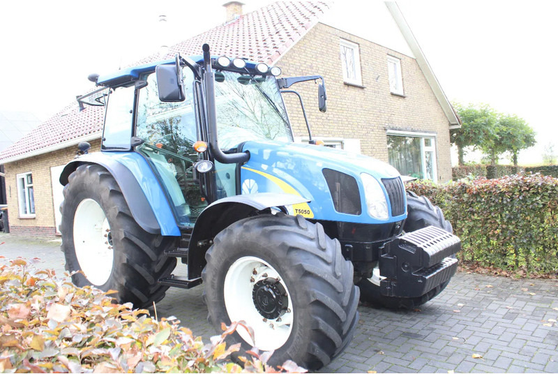 New Holland T5050 - Tracteur agricole: photos 2 New Holland T5050 - Tracteur agricole: photos 2