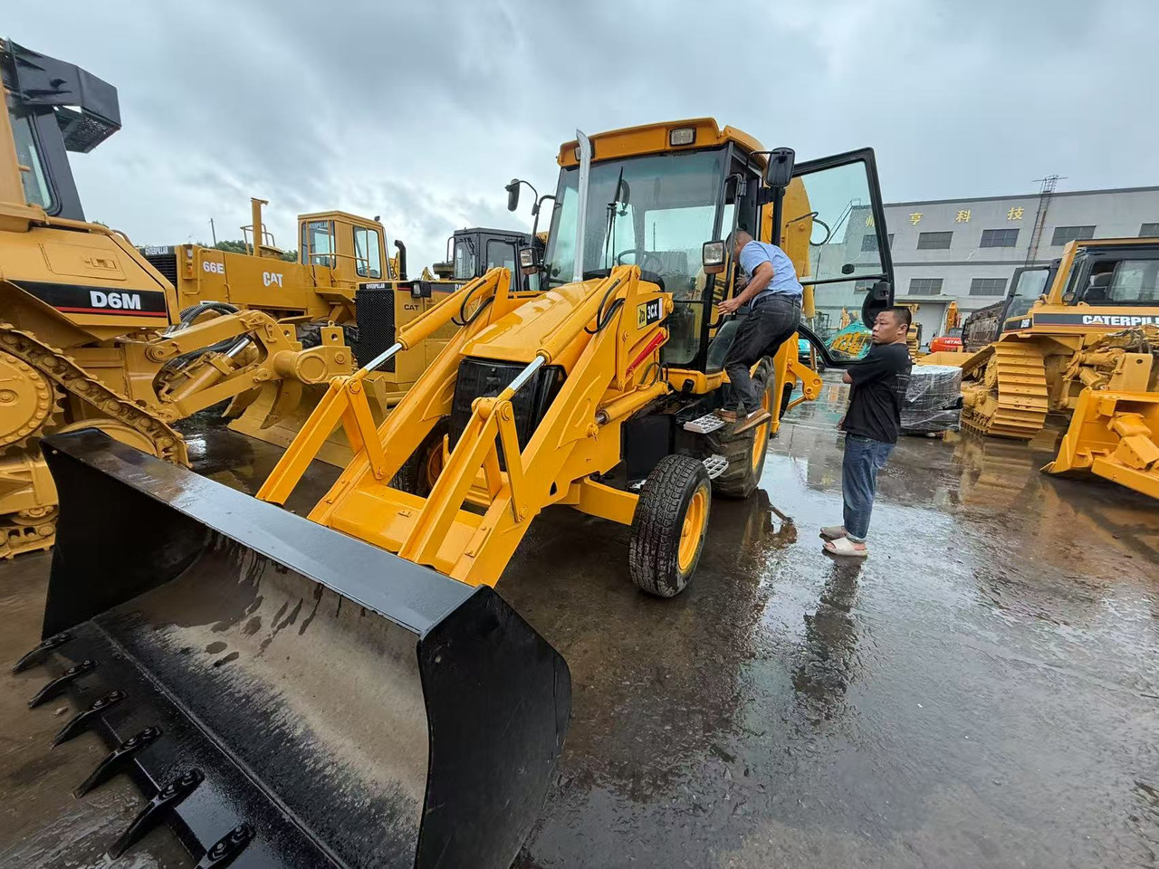 JCB 3CX - Pelle sur pneus: photos 1 JCB 3CX - Pelle sur pneus: photos 1