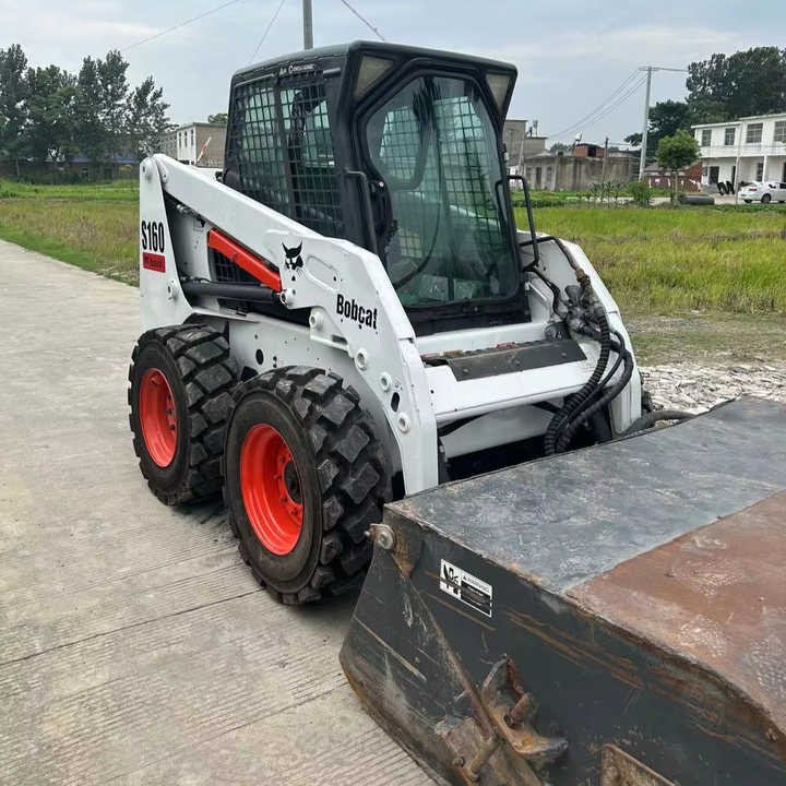 Mini chargeuse USED BOBCAT S160 Skid-steer Loader Bobcat S160 Carry Sweeper with Very Good Performance Is for Sale at a Low Price.