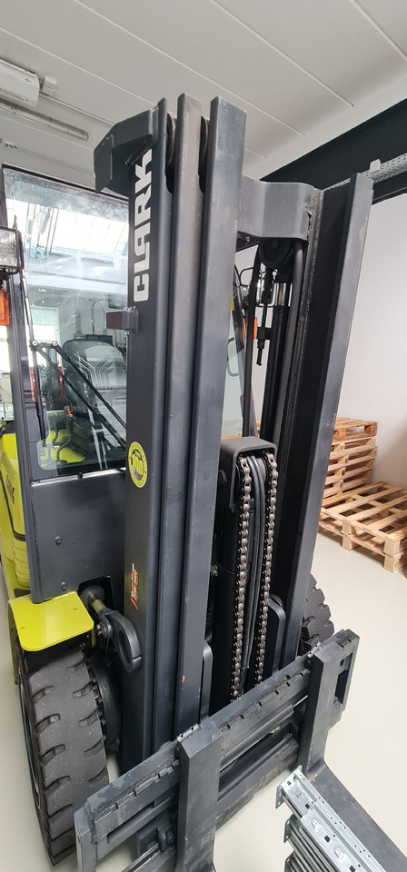 CLARK GTX 25L - Chariot élévateur à gaz: photos 2 CLARK GTX 25L - Chariot élévateur à gaz: photos 2