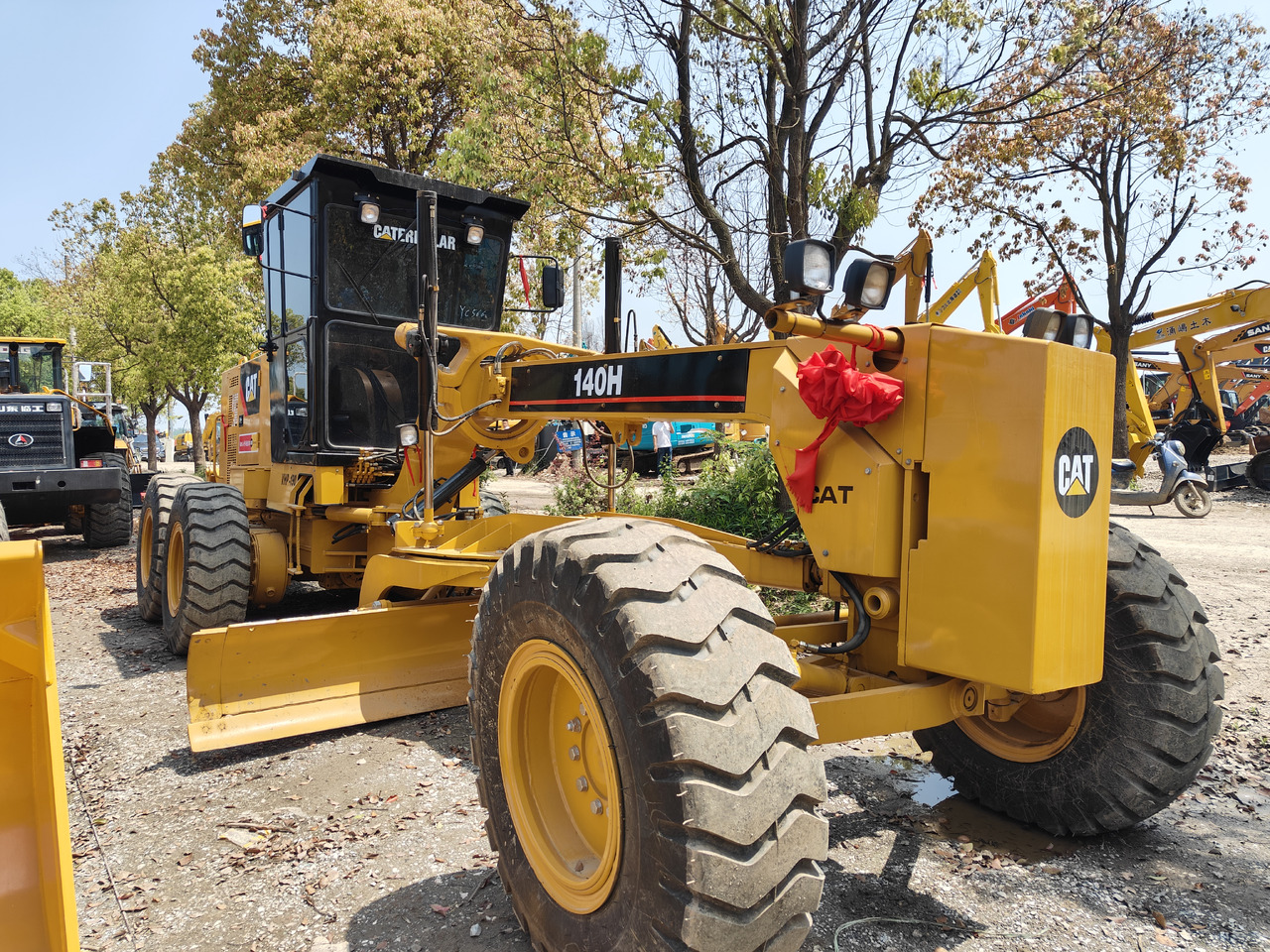 CATERPILLAR 140H construction machine good price in stock - Niveleuse: photos 2 CATERPILLAR 140H construction machine good price in stock - Niveleuse: photos 2