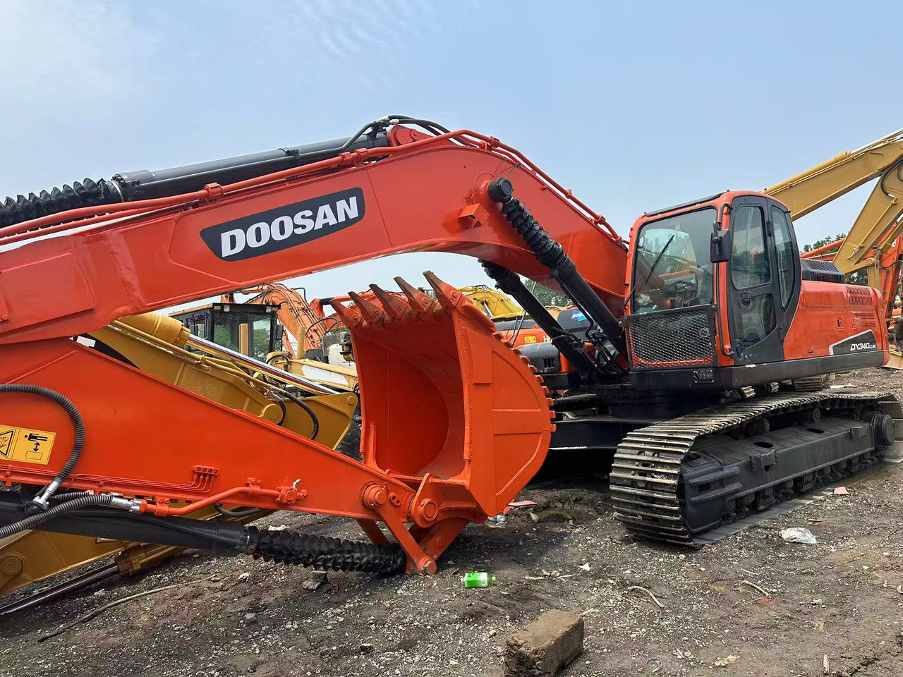 DOOSAN dx340 low working hours good price in stock for sale - Pelle sur chenille: photos 4 DOOSAN dx340 low working hours good price in stock for sale - Pelle sur chenille: photos 4