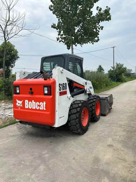 USED BOBCAT S160 Skid-steer Loader Bobcat S160 Carry Sweeper with Very Good Performance Is for Sale at a Low Price. - Mini chargeuse: photos 5 USED BOBCAT S160 Skid-steer Loader Bobcat S160 Carry Sweeper with Very Good Performance Is for Sale at a Low Price. - Mini chargeuse: photos 5