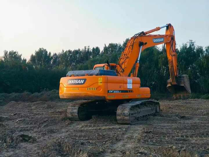 Used Doosan Dx300 2014 Model Excavator Second Hand Machine Popular Brand Korean Doosan Hydraulic Machinery - Pelle sur chenille: photos 4 Used Doosan Dx300 2014 Model Excavator Second Hand Machine Popular Brand Korean Doosan Hydraulic Machinery - Pelle sur chenille: photos 4