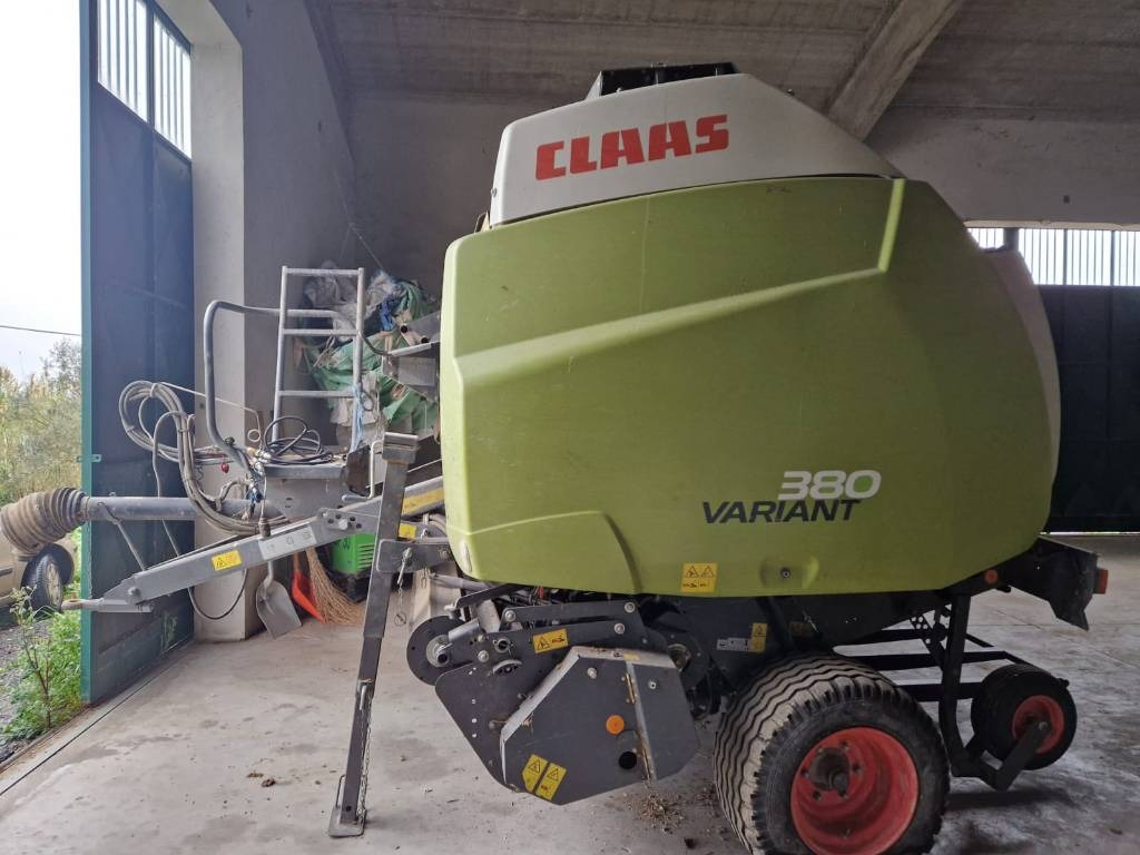 Claas VARIANT 380 PRO RF  - Presse à balles rondes: photos 1 Claas VARIANT 380 PRO RF  - Presse à balles rondes: photos 1