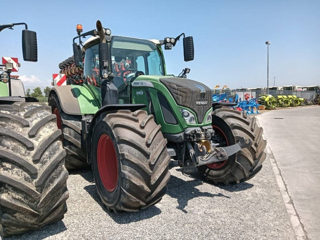 Fendt 718 Vario - Tracteur agricole: photos 1 Fendt 718 Vario - Tracteur agricole: photos 1